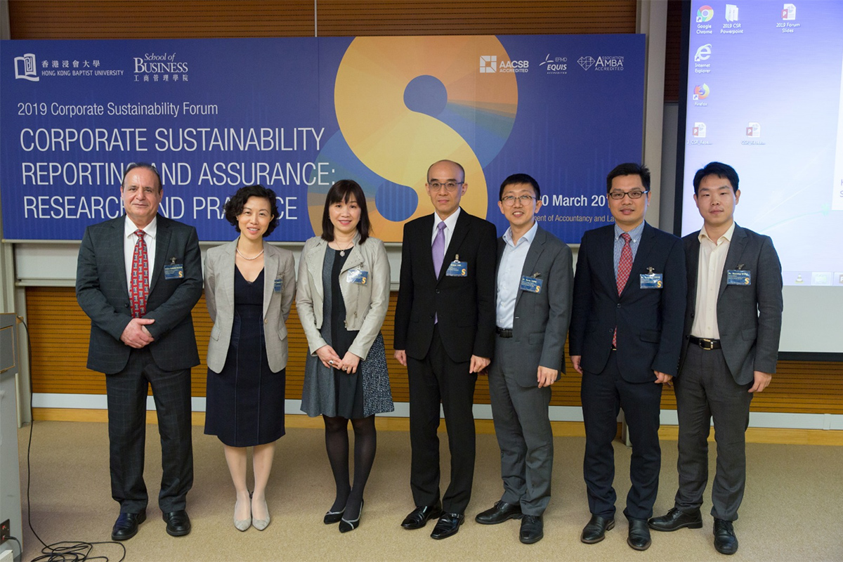 Nelson (centre) has been a staunch supporter of the School, especially in sharing his professional knowledge with students, researchers and practitioners.