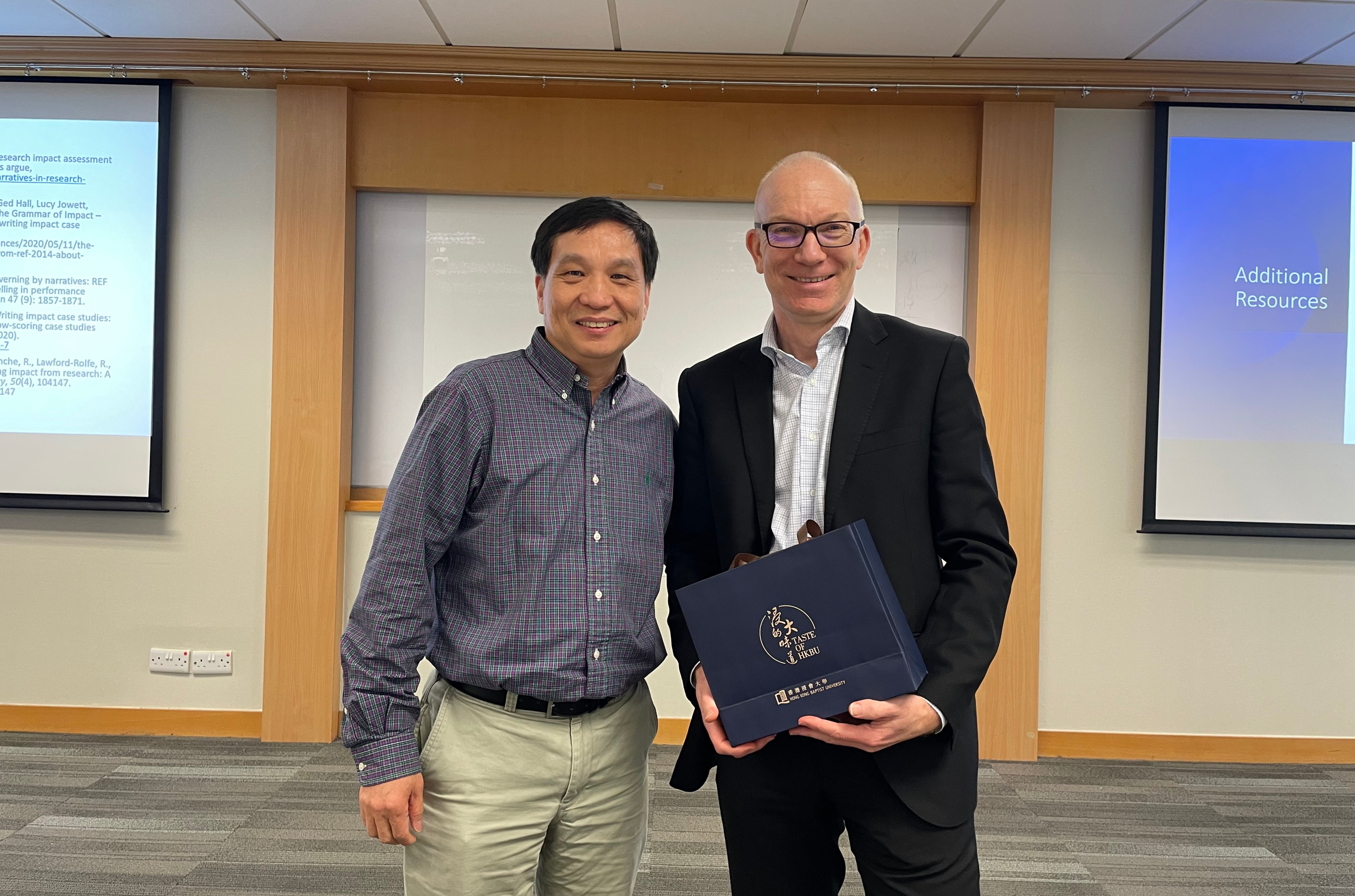 Prof. Han ZHANG, Dean, presents a souvenir to Prof. Crispin COOMBS from Loughborough University, UK. 