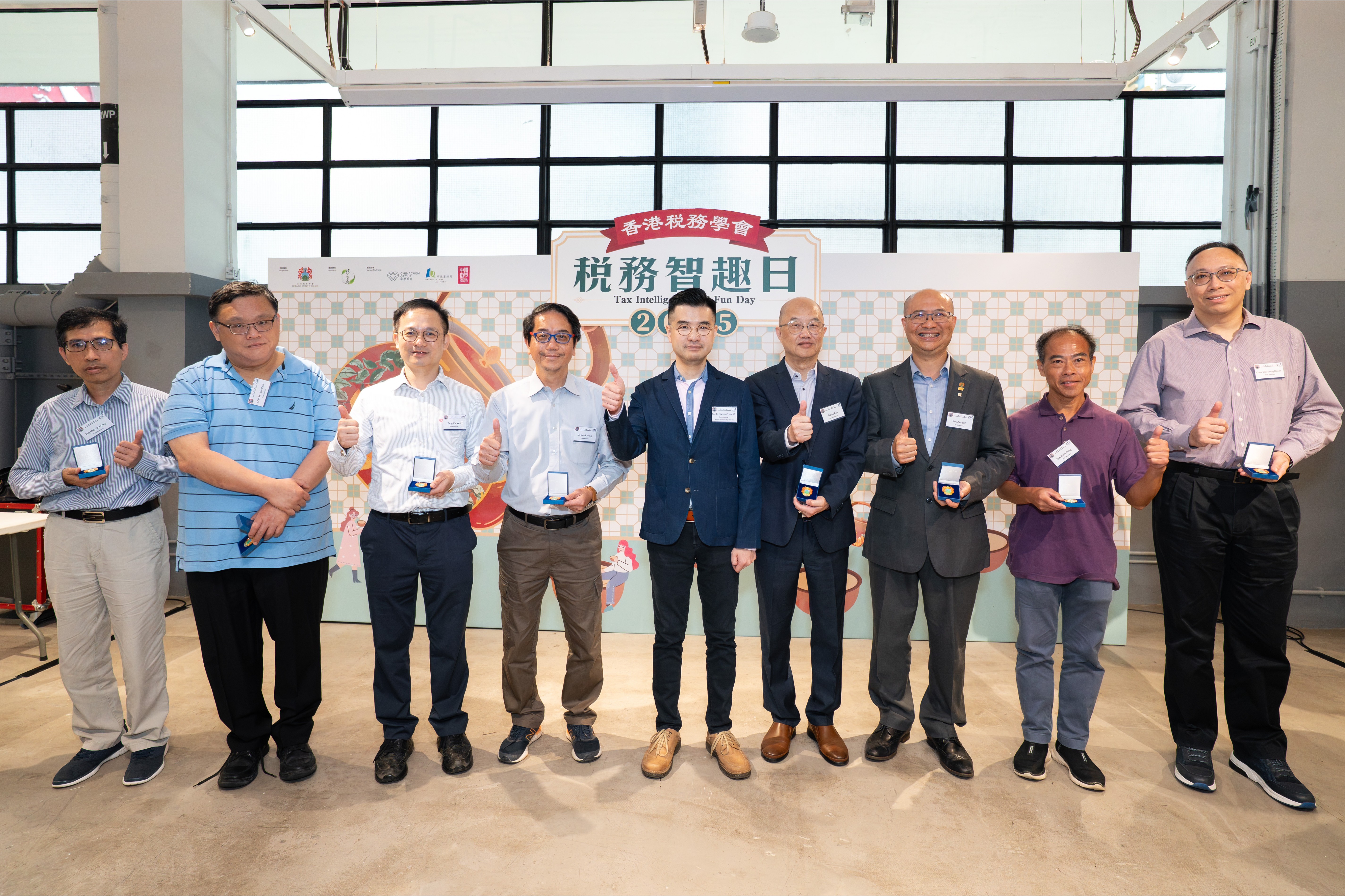 Dr. Man KO (3rd from right), Associate Head (Teaching) and Senior Lecturer, receives TIHK's Loyalty Member Award for 20 years of distinguished service.