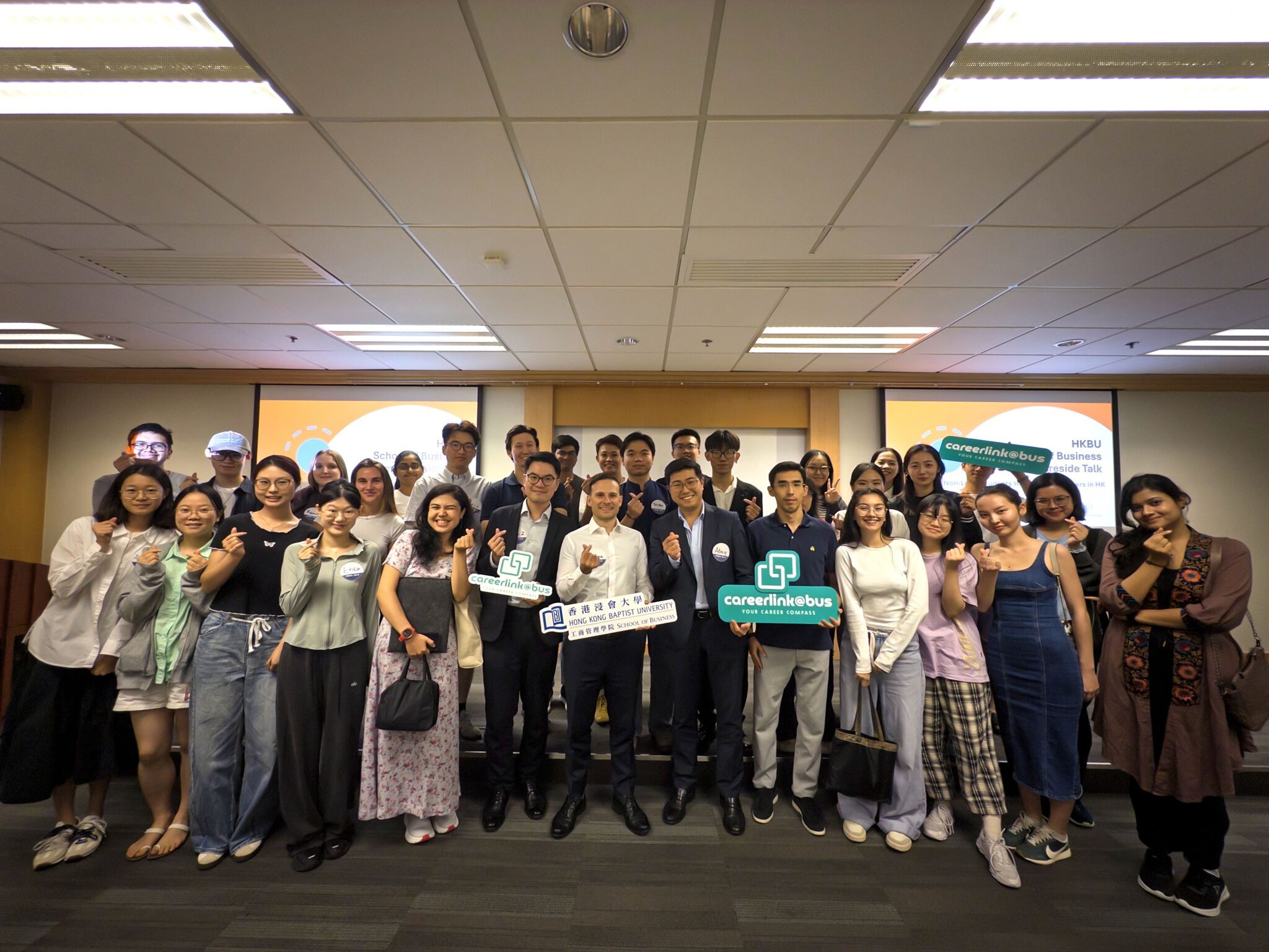 In a relaxed and cozy atmosphere, attendees fostered connections and nurtured lasting friendships and professional networks with the alumni guests.