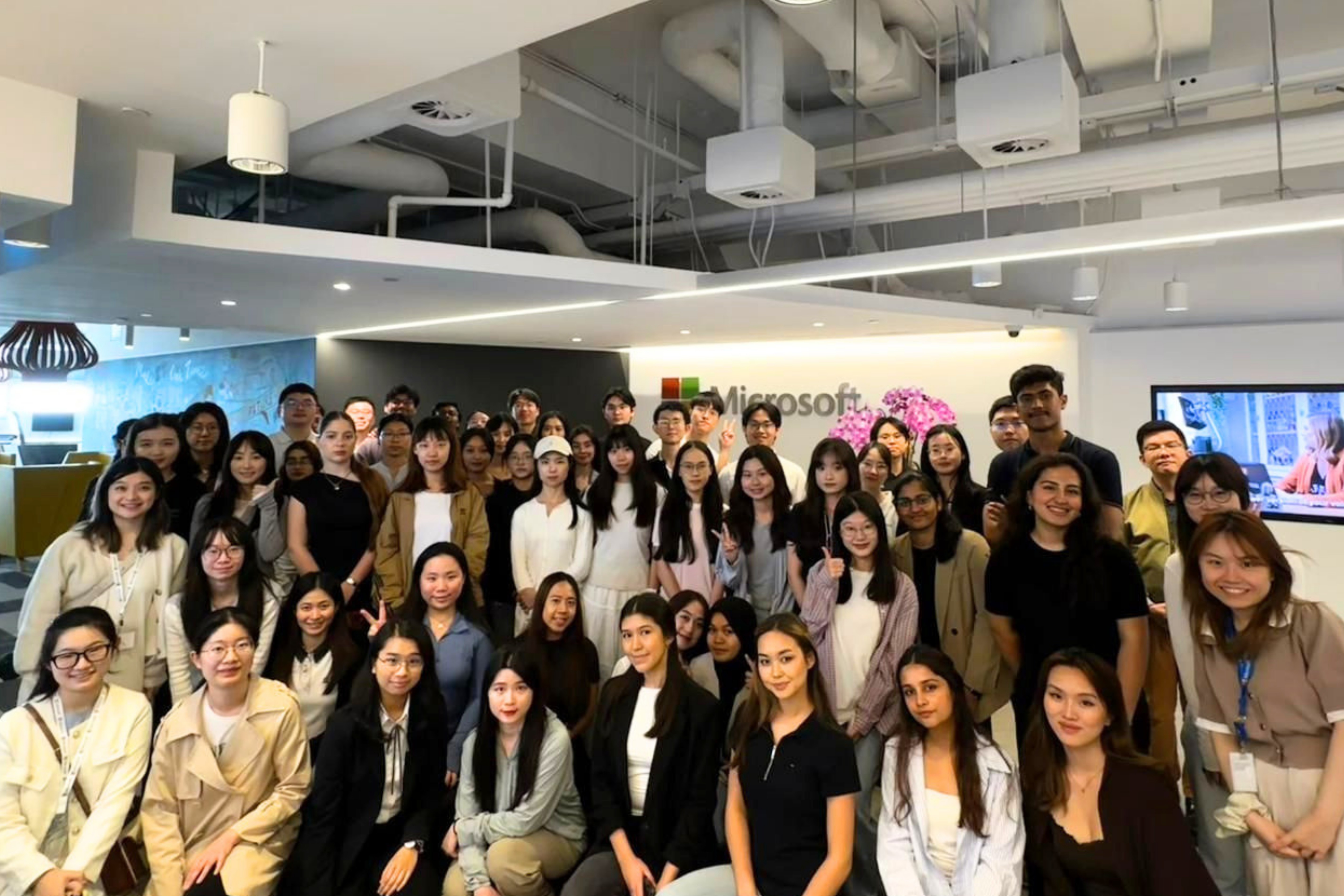 Students and Microsoft Hong Kong representatives gathered for a group photo at the company’s office.