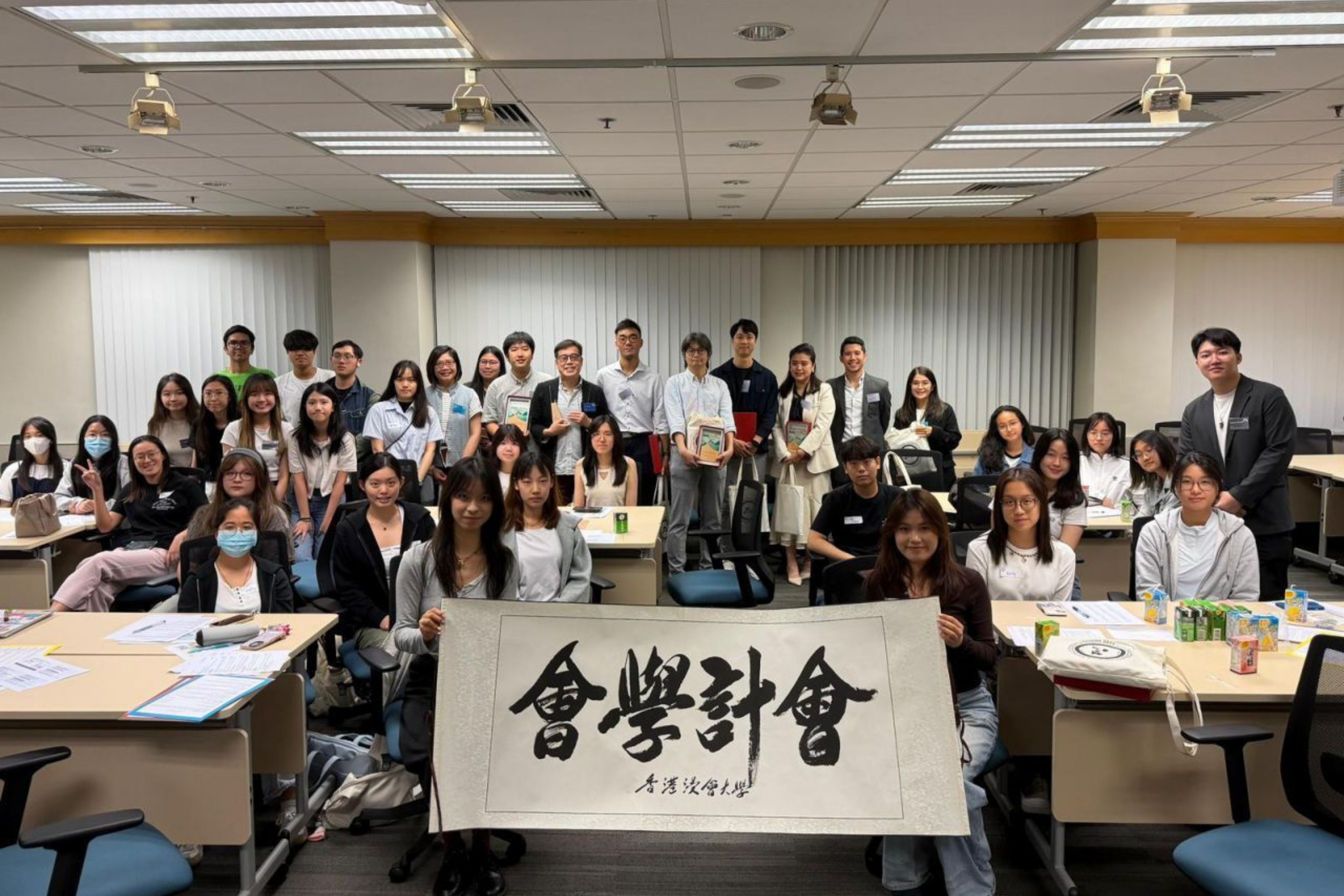 Students and alumni gathered at the 2026 Internship CV Workshop and Alumni Night for career preparation activities and professional sharing.