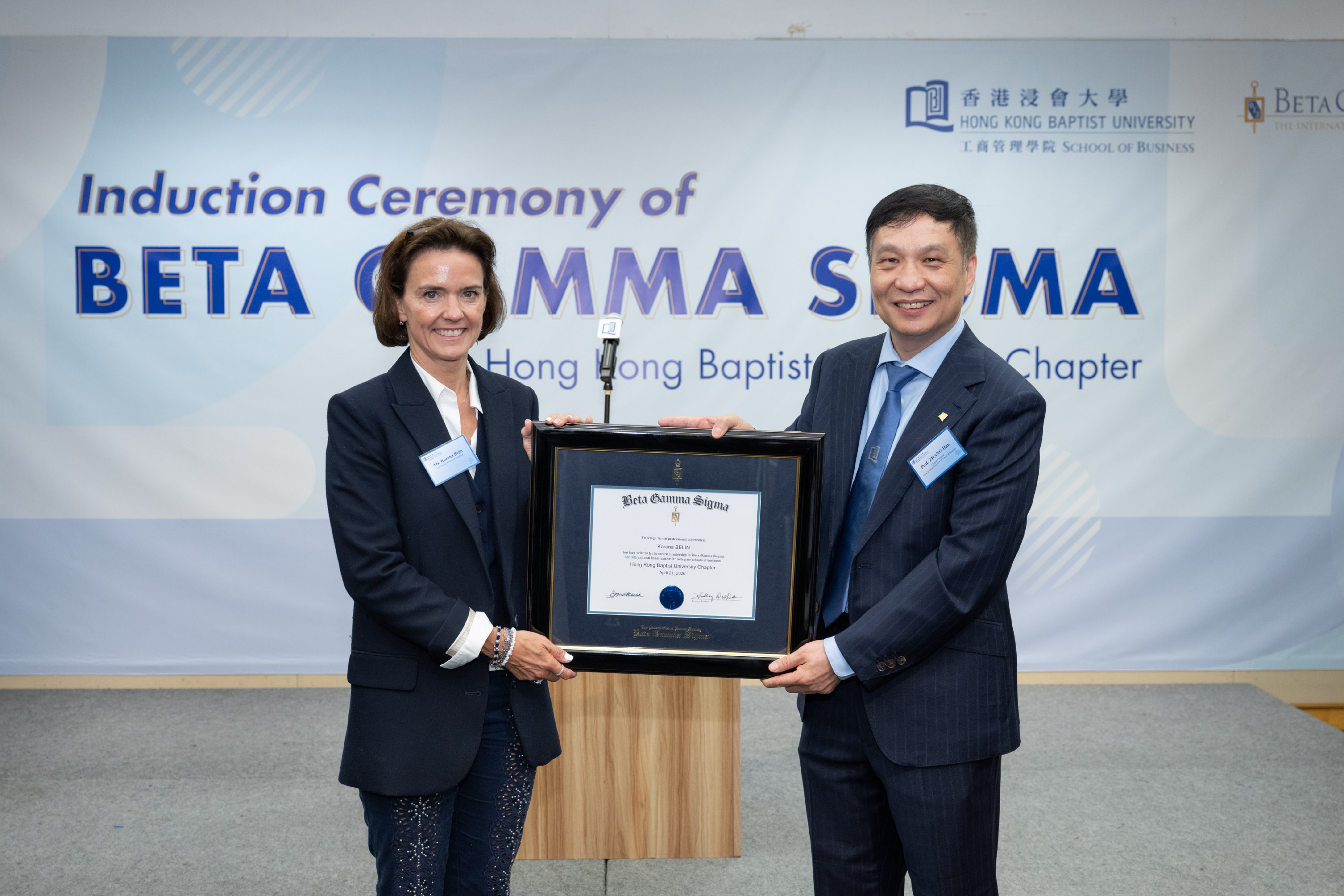 This year’s Chapter Honouree, Ms Karena Belin (left), Co-Founder WHub and AngelHub, receives the honorary membership from the School Dean Zhang Han (right).