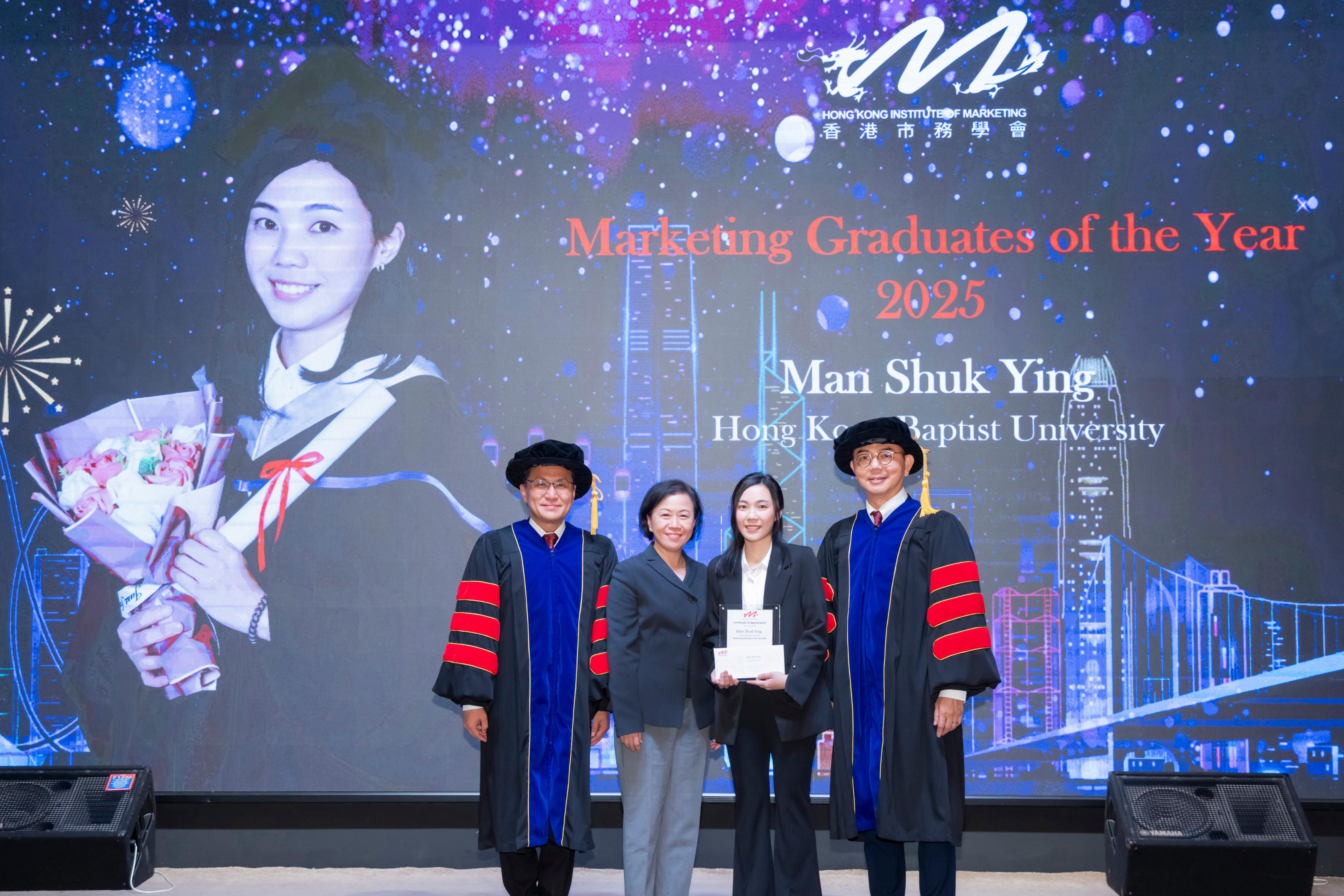 Ms Man Shuk-ying, Crystal (second from right), BBA Marketing Concentration graduate, accompanied by Dr Clara Kan (third from right), Senior Lecturer, Department of Management, Marketing and Information Systems, receives the award and scholarship from Mr Ivan Wong, President of HKIM (left), and Dr Amen Lee, Council Member of HKIM (right).