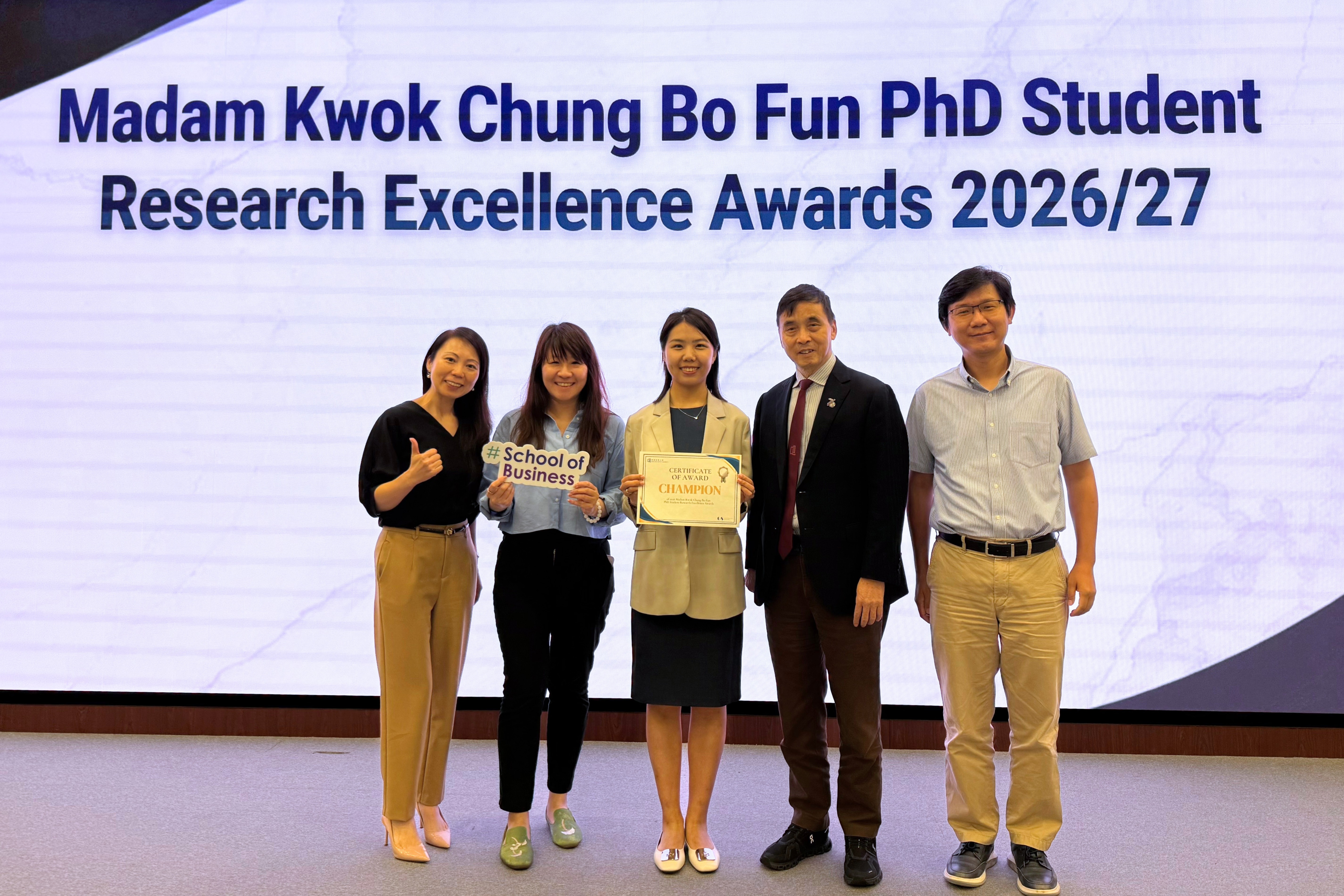 Ms Grace Yuekun Gao (centre), recipient of the Champion title, is joined by Professor Kimmy Chan (far left), Associate Dean (Research & Impact), HKBU School of Business; Professor Christy Cheung (second from left), Director of HKBU’s Research Office and Chair Professor, Department of Management, Marketing and Information Systems (MMIS); Professor Lyu Aiping (second from right), HKBU Vice-President (Research and Development) and Dean of Graduate School; and Professor Danny Wang (far right), Associate Head (Research), Department of Management, Marketing and Information Systems (MMIS). 